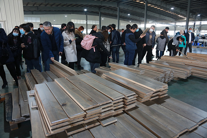 鵬鴻地板生產(chǎn)車間